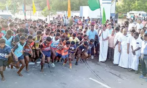 மிகவும் பரபரப்பான மாரத்தான் போட்டியில் 100 வீரர்கள் துவக்கம்..! மிகவும் பரபரப்பான மாரத்தான் போட்டியில் 100 வீரர்கள் துவக்கம்..!