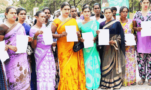 தரமான குடிநீருக்காக திருநங்கைகள் கோரிக்கை மனு..! தரமான குடிநீருக்காக திருநங்கைகள் கோரிக்கை மனு..!