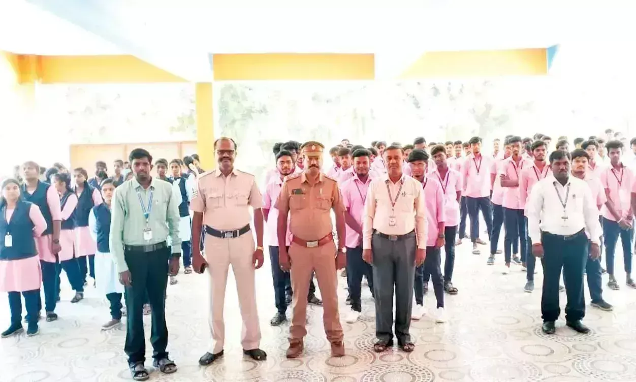 சாலை பாதுகாப்பு விழிப்புணர்வு முகாம்..! உங்களை பாதுகாக்கும் செயல்பாடு..! சாலை பாதுகாப்பு விழிப்புணர்வு முகாம்..! உங்களை பாதுகாக்கும் செயல்பாடு..!