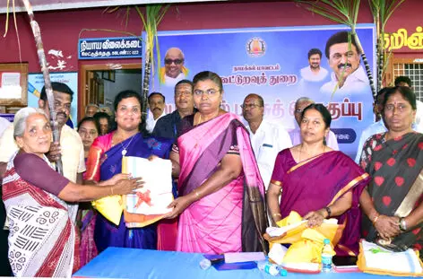 மாவட்டத்தில் 5.40 லட்சம் குடும்பங்களுக்கு ரூ. 6.10 கோடி மதிப்பில் பொங்கல் தொகுப்பு: கலெக்டர் மாவட்டத்தில் 5.40 லட்சம் குடும்பங்களுக்கு ரூ. 6.10 கோடி மதிப்பில் பொங்கல் தொகுப்பு: கலெக்டர்