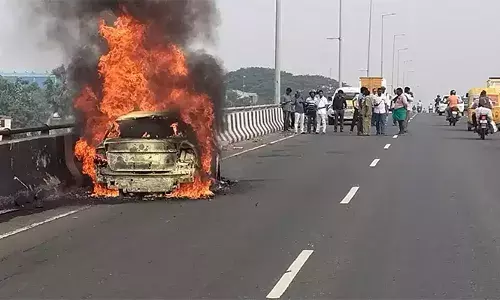 தாளவாடியில் சாலையிலே தீப்பற்றி எரிந்த கார் பொதுமக்கள் பரபரப்பு..! தாளவாடியில் சாலையிலே தீப்பற்றி எரிந்த கார் பொதுமக்கள் பரபரப்பு..!