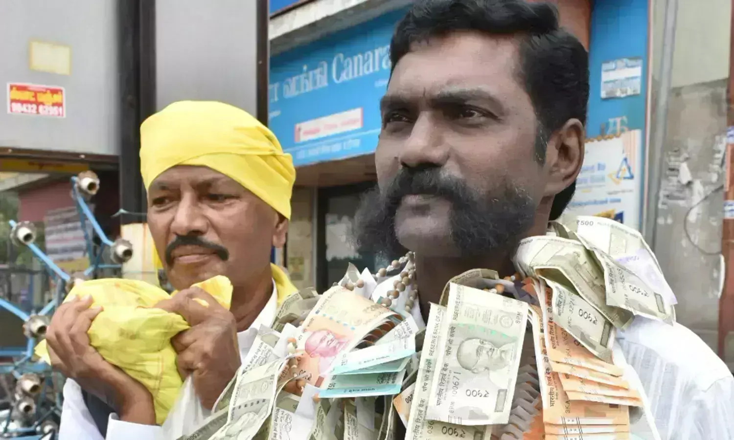 பண மாலையுடன் வந்த சுயேட்சை வேட்பாளருக்கு அனுமதி மறுப்பு..! பண மாலையுடன் வந்த சுயேட்சை வேட்பாளருக்கு அனுமதி மறுப்பு..!