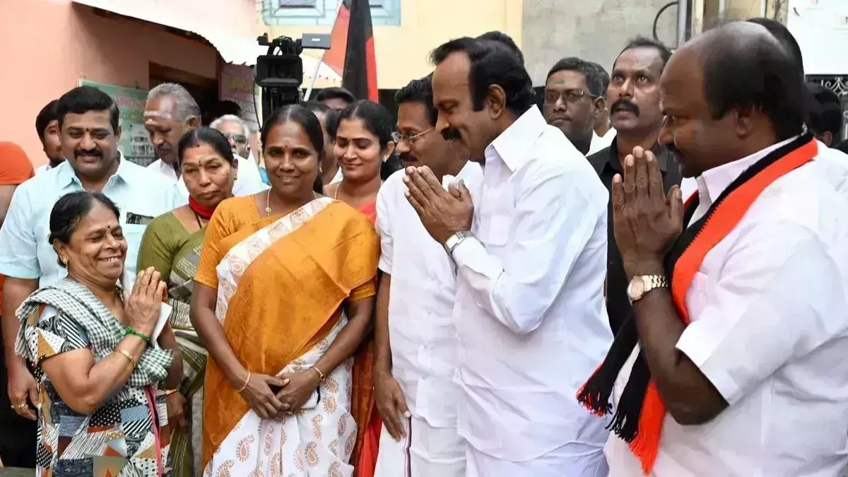 ஈரோடு: ஆரத்தி தட்டுக்கு சர்ச்சை - தி.மு.க நிர்வாகி மீது வழக்கு பதிவு..! ஈரோடு: ஆரத்தி தட்டுக்கு சர்ச்சை - தி.மு.க நிர்வாகி மீது வழக்கு பதிவு..!