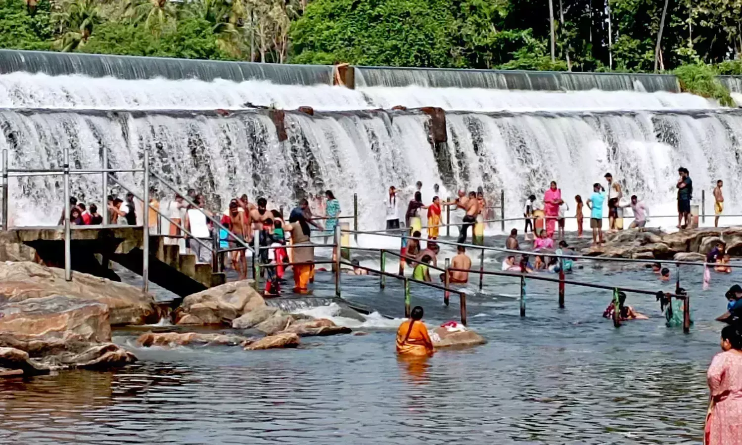 கொடிவேரி தடுப்பணைக்கு திரளும் மக்கள் பெருக்கு: 28 ஆயிரம் சுற்றுலா பயணிகள் கலகலப்பு..!