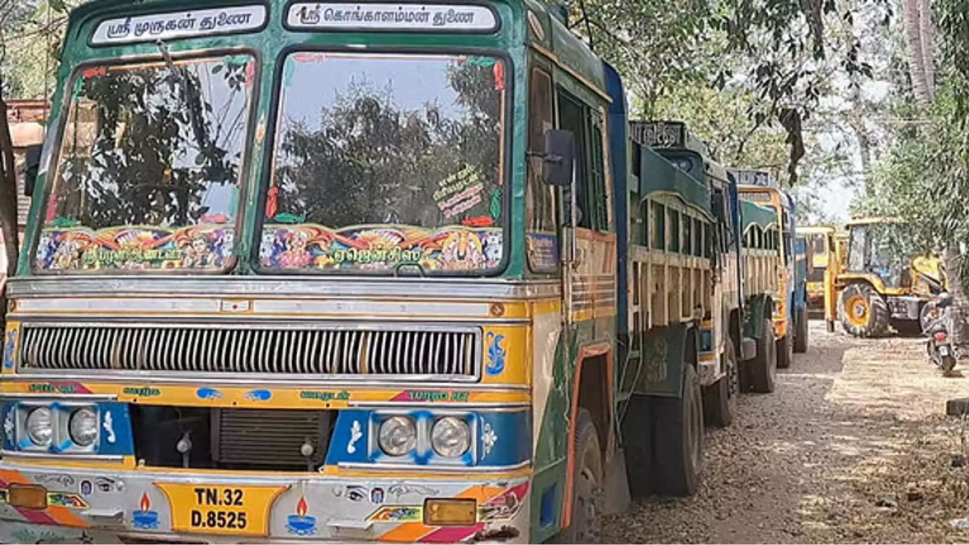சித்தோடு அருகே மண் கடத்தலில் ஈடுபட்ட 8 போ் கைது !.. 5 டிப்பா் லாரிகள் பறிமுதல் சித்தோடு அருகே மண் கடத்தலில் ஈடுபட்ட 8 போ் கைது !.. 5 டிப்பா் லாரிகள் பறிமுதல்