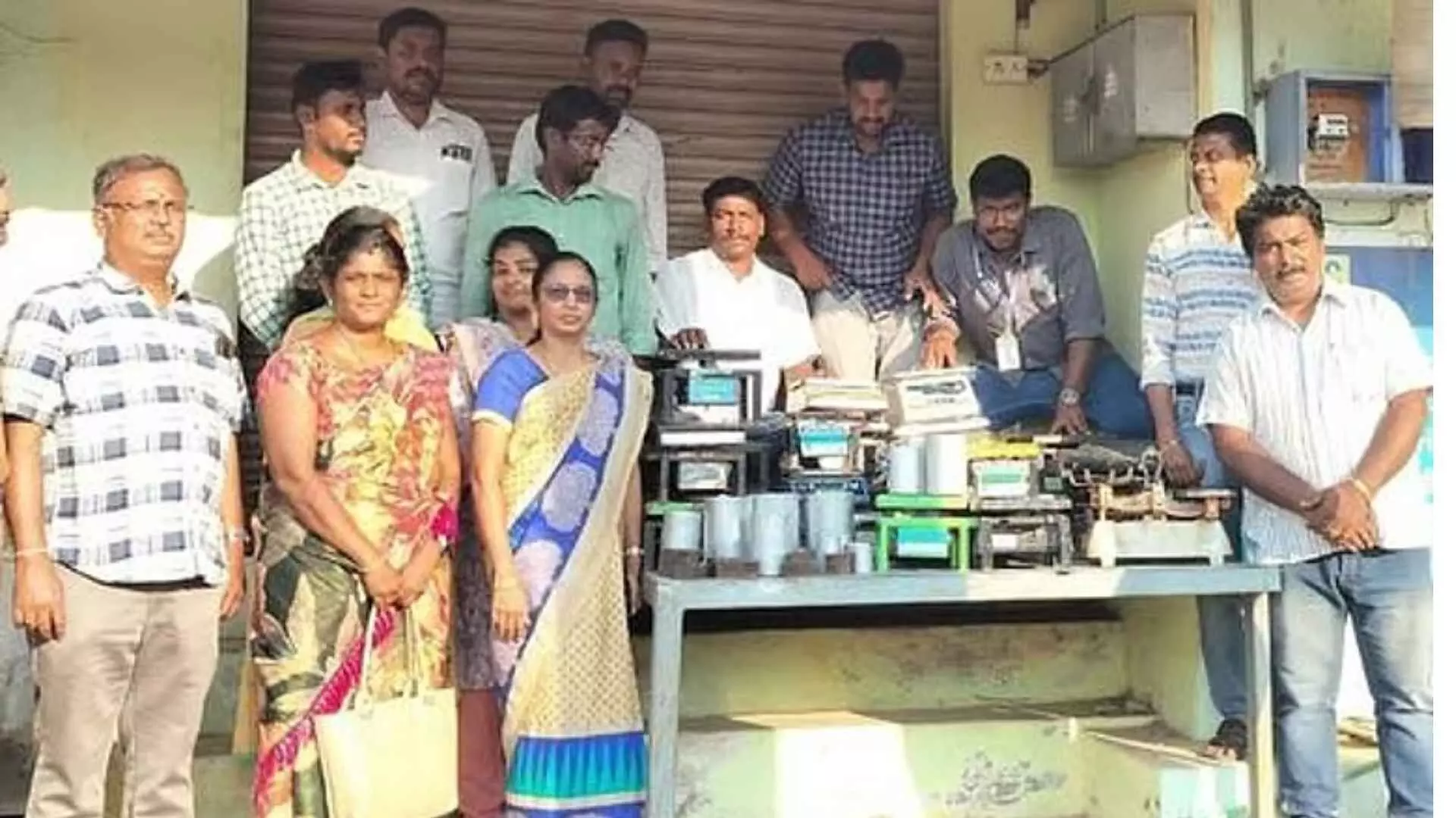 சென்னிமலை வாரச் சந்தையில் மறுமுத்திரையிடப்படாத 72 எடையளவுகள் பறிமுதல்! சென்னிமலை வாரச் சந்தையில் மறுமுத்திரையிடப்படாத 72 எடையளவுகள் பறிமுதல்!
