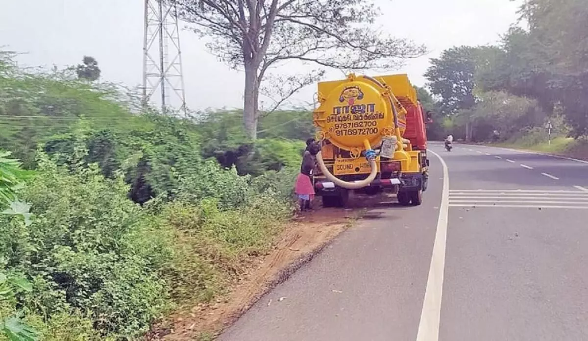 செப்டிக் டேங்க் கழிவை பொது இடத்தில் வெளியேற்றிய லாரிக்கு ரூ.10,000 அபராதம் விதிப்பு! செப்டிக் டேங்க் கழிவை பொது இடத்தில் வெளியேற்றிய லாரிக்கு ரூ.10,000 அபராதம் விதிப்பு!