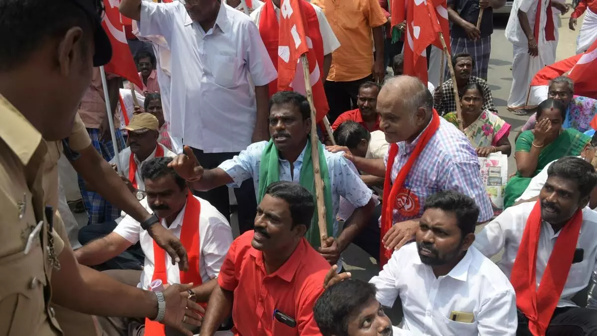 ஈரோட்டில் மத்திய அரசைக் கண்டித்து சமூகநீதி கூட்டமைப்பினா் ஆா்ப்பாட்டம் ஈரோட்டில் மத்திய அரசைக் கண்டித்து சமூகநீதி கூட்டமைப்பினா் ஆா்ப்பாட்டம்