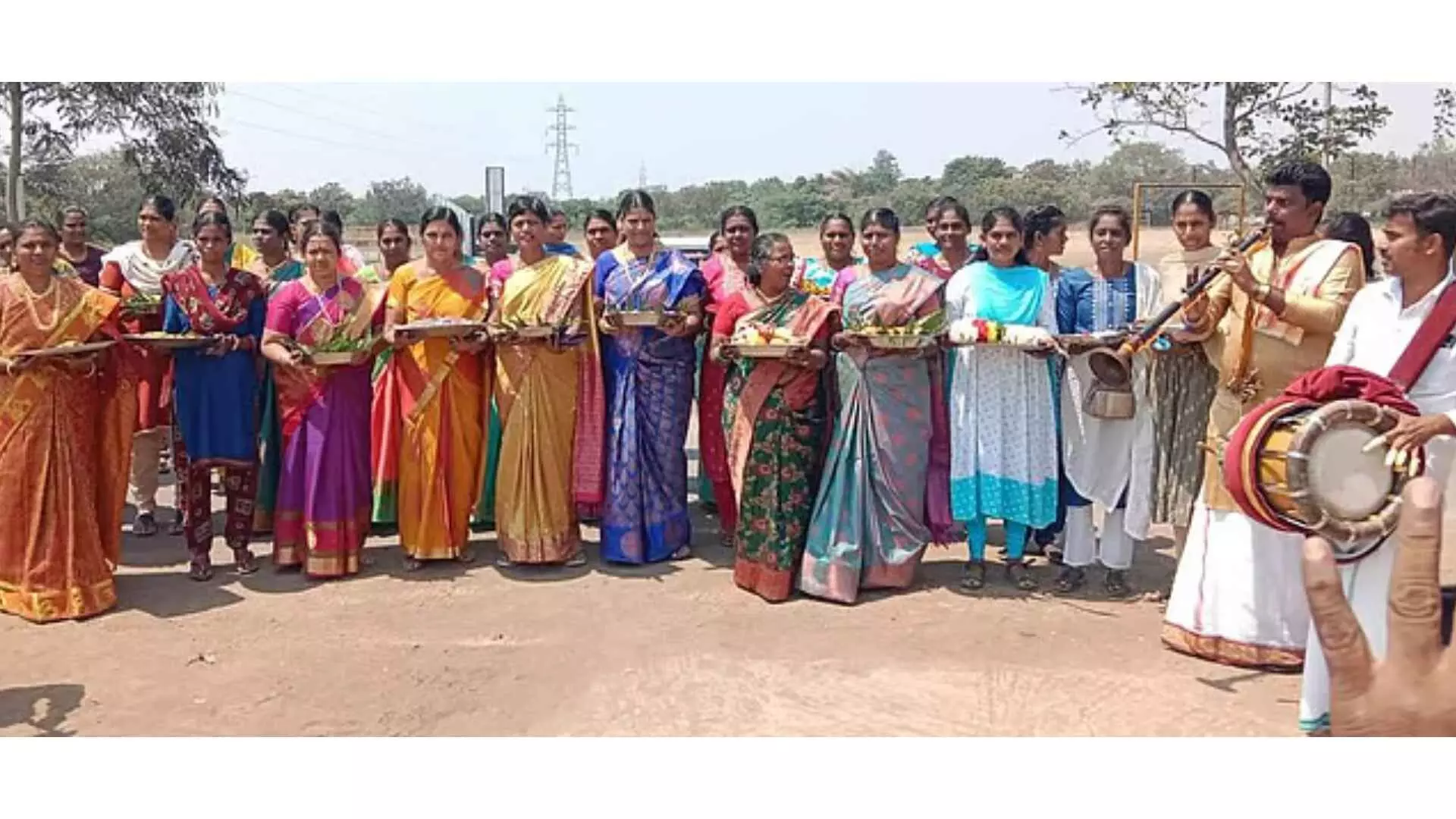 பெண் காவலா்கள் வளைகாப்பு விழாவில் சீா்வரிசையுடன் ஊா்வலமாக வந்து அதிகாரிகள் வாழ்த்து பெண் காவலா்கள் வளைகாப்பு விழாவில் சீா்வரிசையுடன் ஊா்வலமாக வந்து அதிகாரிகள் வாழ்த்து