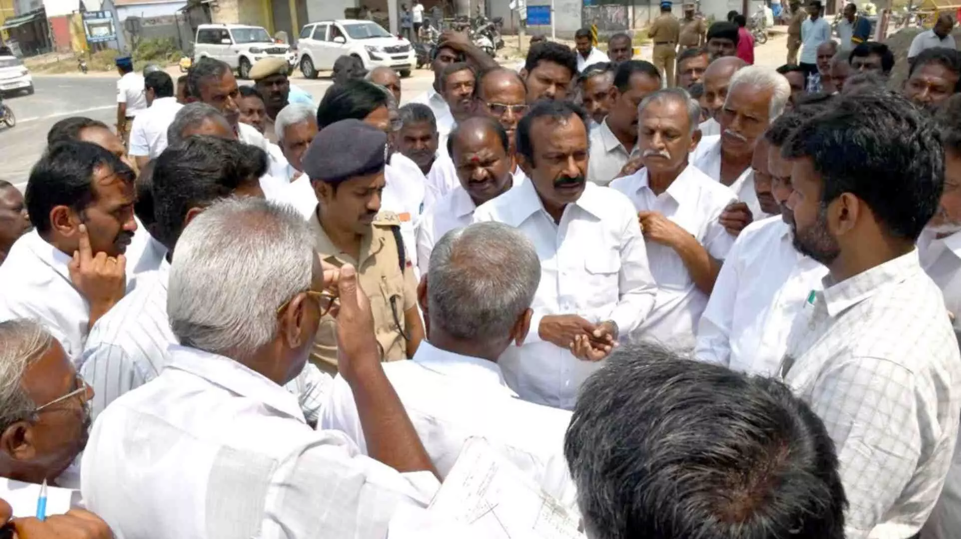 ஈரோடு: வெள்ளோடு கள்ளுக்கடைமேடு பகுதியில் ரவுண்டானா அமைக்கும் பணி; அமைச்சர், ஆட்சியர் நேரில் ஆய்வு ஈரோடு: வெள்ளோடு கள்ளுக்கடைமேடு பகுதியில் ரவுண்டானா அமைக்கும் பணி; அமைச்சர், ஆட்சியர் நேரில் ஆய்வு