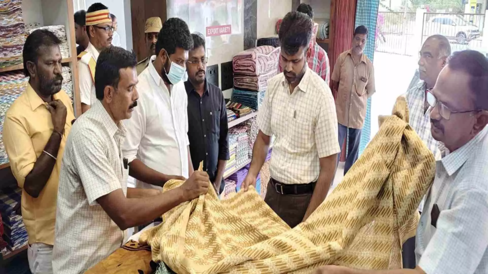 சென்னிமலை தொழிலியல் தொடக்க நெசவாளர் கூட்டுறவு உற்பத்தி விற்பனை சங்கத்தில் ஈரோடு ஆட்சியர் ஆய்வு சென்னிமலை தொழிலியல் தொடக்க நெசவாளர் கூட்டுறவு உற்பத்தி விற்பனை சங்கத்தில் ஈரோடு ஆட்சியர் ஆய்வு