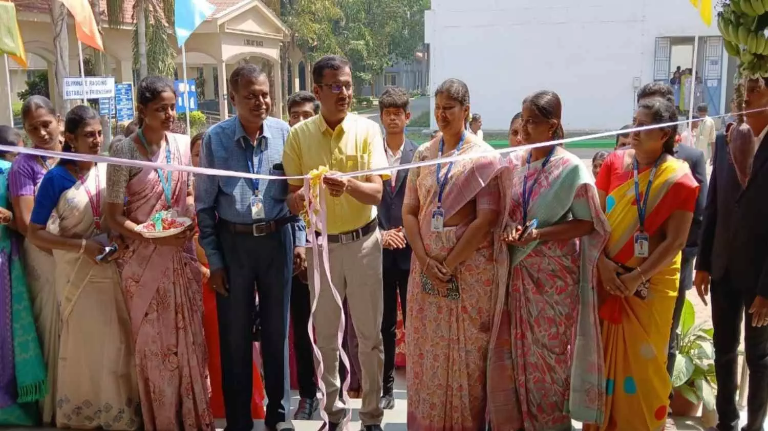 ஈரோடு கொங்கு கலை அறிவியல் கல்லூரியில் விற்பனை திருவிழா ஈரோடு கொங்கு கலை அறிவியல் கல்லூரியில் விற்பனை திருவிழா