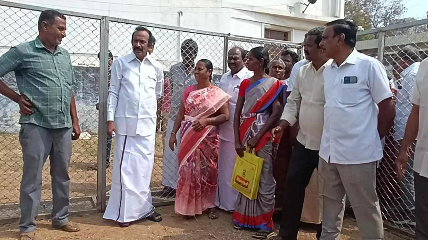 தெருநாய்கள் கடித்து இறக்கும் ஆடுகளுக்கான இழப்பீட்டு தொகை விரைவில் அறிவிக்கப்படும்: அமைச்சர் முத்துசாமி தெருநாய்கள் கடித்து இறக்கும் ஆடுகளுக்கான இழப்பீட்டு தொகை விரைவில் அறிவிக்கப்படும்: அமைச்சர் முத்துசாமி