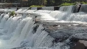 கொடிவேரியில் பரிசல் சவாரிக்கு லைப் ஜாக்கெட் இனி கட்டாயம்..! கொடிவேரியில் பரிசல் சவாரிக்கு லைப் ஜாக்கெட் இனி கட்டாயம்..!