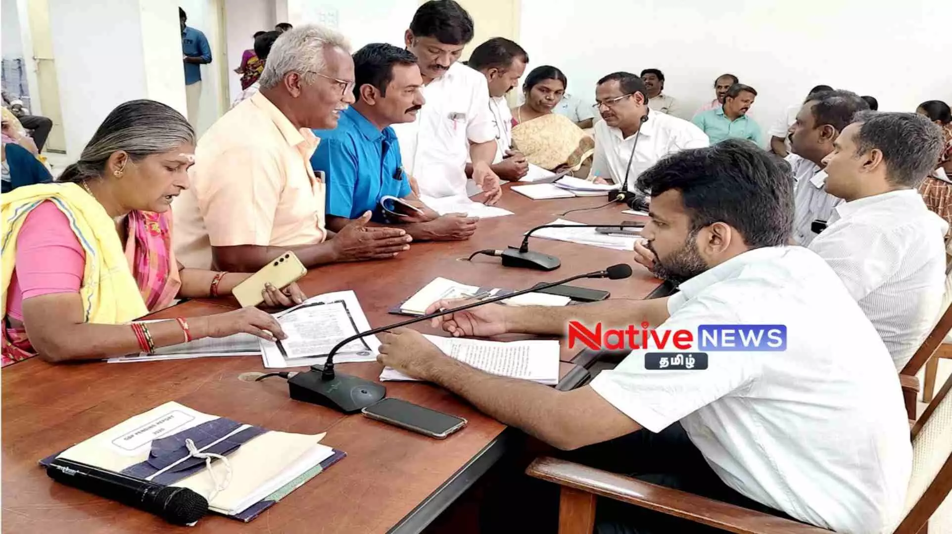 ஈரோடு மக்கள் குறைதீர் கூட்டத்தில் பொதுமக்களிடம் இருந்து 352 மனுக்களை பெற்று குறைகளை கேட்டறிந்த ஆட்சியர் ஈரோடு மக்கள் குறைதீர் கூட்டத்தில் பொதுமக்களிடம் இருந்து 352 மனுக்களை பெற்று குறைகளை கேட்டறிந்த ஆட்சியர்