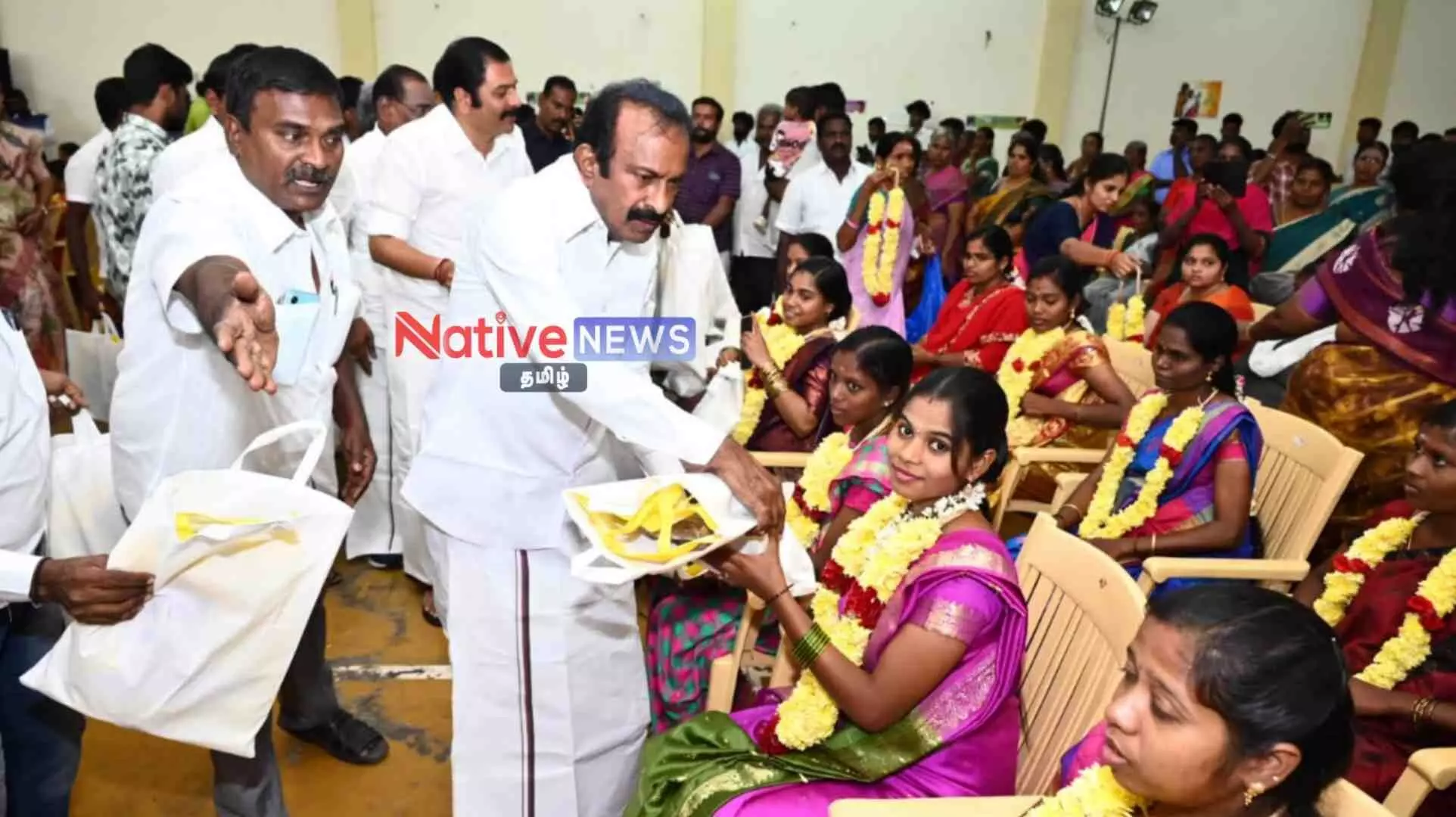 ஈரோட்டில் சமுதாய வளைகாப்பு விழா: அமைச்சர் முத்துசாமி 110 கர்ப்பிணி தாய்மார்களுக்கு சீர்வரிசை பொருட்களை வழங்கினார்! ஈரோட்டில் சமுதாய வளைகாப்பு விழா: அமைச்சர் முத்துசாமி 110 கர்ப்பிணி தாய்மார்களுக்கு சீர்வரிசை பொருட்களை வழங்கினார்!