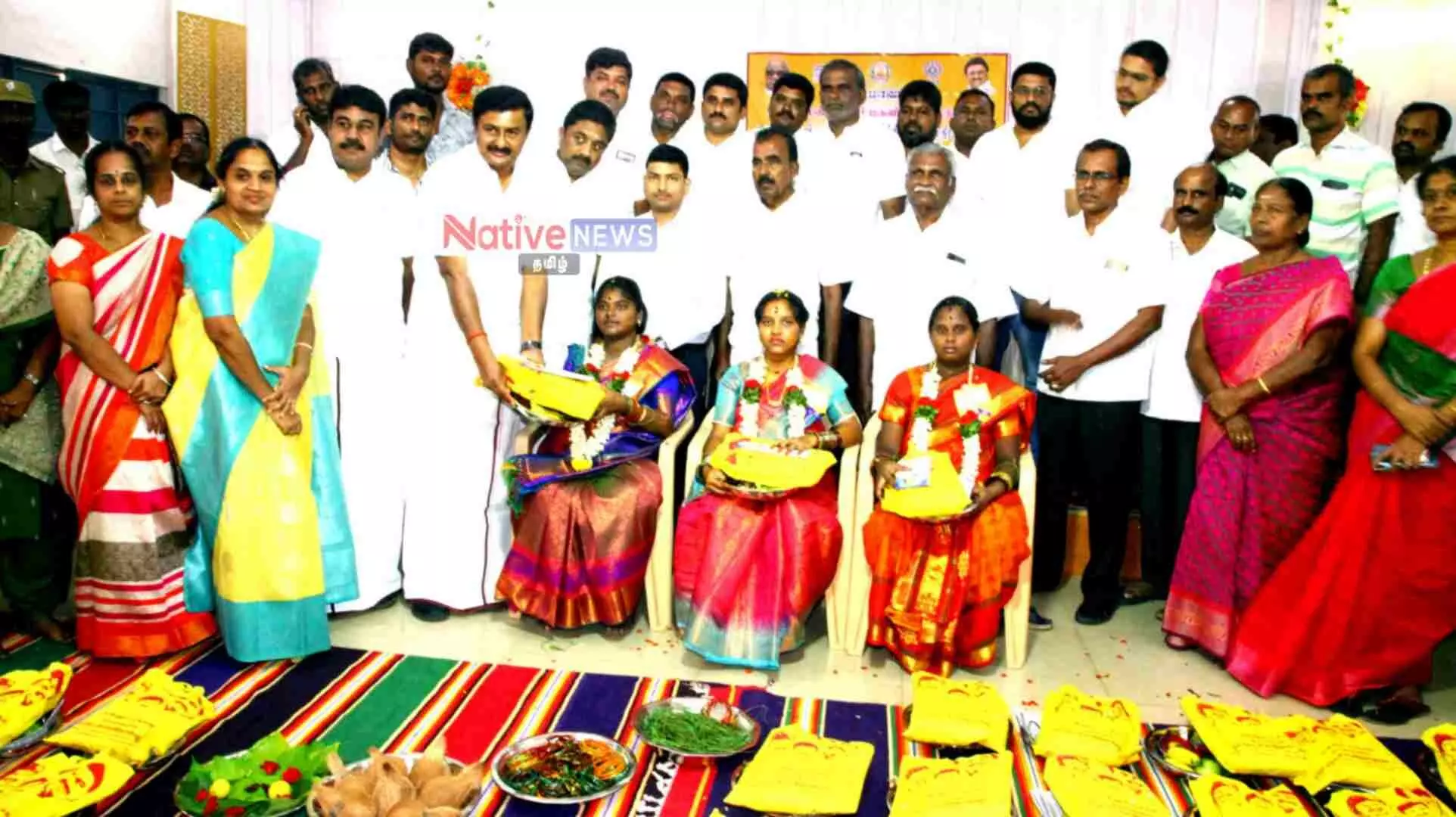 சென்னிமலையில் சமுதாய வளைகாப்பு விழா: அமைச்சர் சாமிநாதன் 62 கர்ப்பிணி தாய்மார்களுக்கு சீர்வரிசை பொருட்களை வழங்கினார்! சென்னிமலையில் சமுதாய வளைகாப்பு விழா: அமைச்சர் சாமிநாதன் 62 கர்ப்பிணி தாய்மார்களுக்கு சீர்வரிசை பொருட்களை வழங்கினார்!