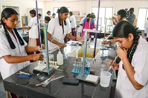 10ம் வகுப்பு பிராக்டிக்கல் தேர்வு துவக்கம் நாமக்கல்லில் 19,038 மாணவர்கள் பங்கேற்பு 10ம் வகுப்பு பிராக்டிக்கல் தேர்வு துவக்கம் நாமக்கல்லில் 19,038 மாணவர்கள் பங்கேற்பு