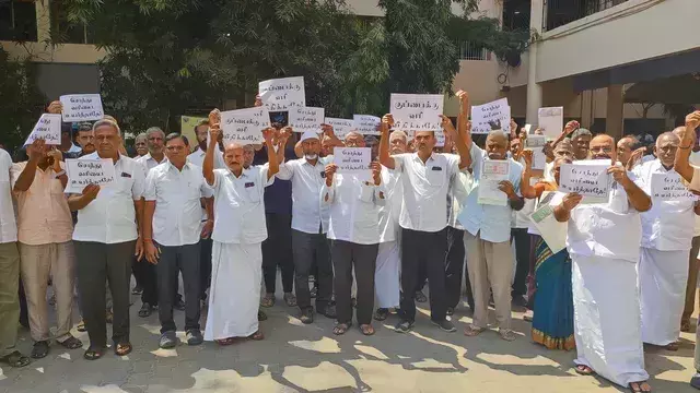 சொத்து வரியை ஈரோடு மாநகராட்சி அதிகரித்துள்ளதாக ஈரோடு வரி செலுத்துநர் மக்கள் நல்வாழ்வு சங்கத்தினர் போராட்டம் சொத்து வரியை ஈரோடு மாநகராட்சி அதிகரித்துள்ளதாக ஈரோடு வரி செலுத்துநர் மக்கள் நல்வாழ்வு சங்கத்தினர் போராட்டம்