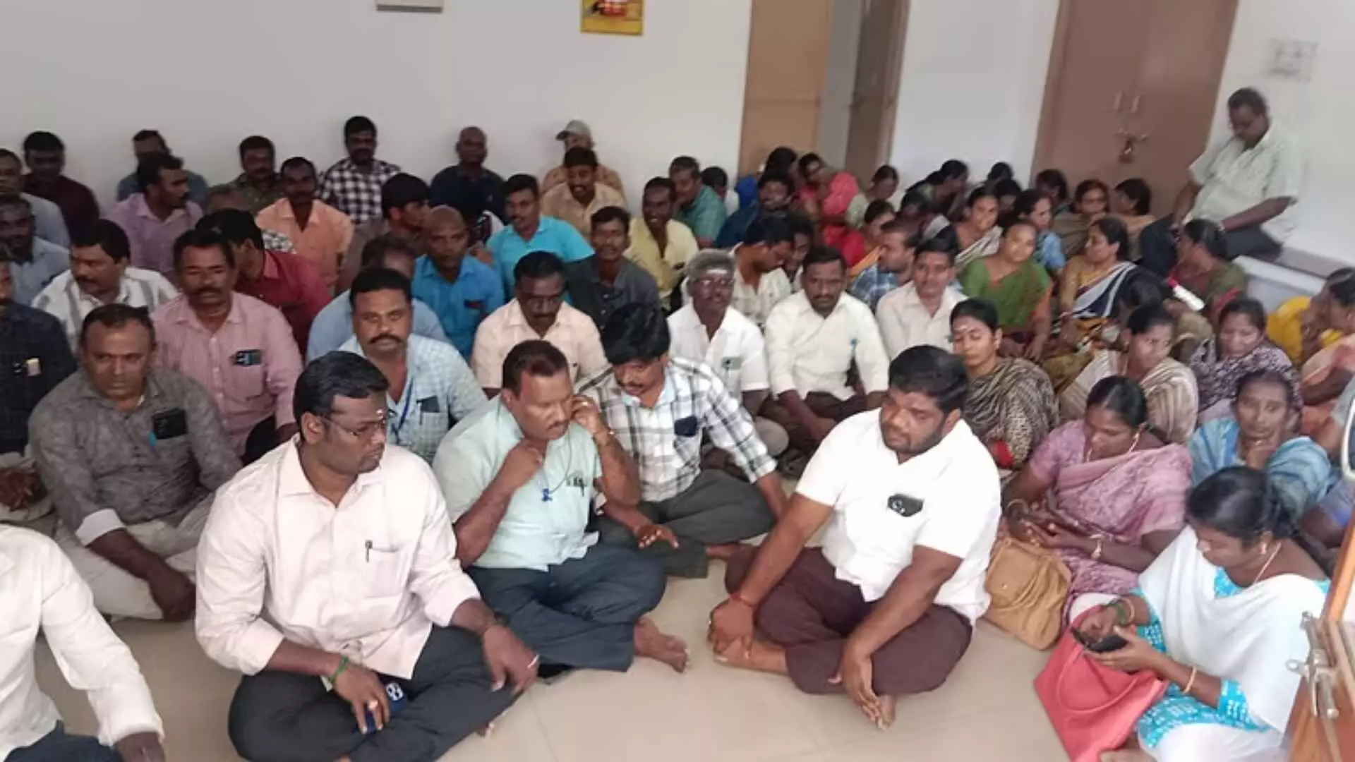 நாமக்கல் கோட்டாட்சியா் அலுவலகத்தில் கிராம நிா்வாக அலுவலா்கள் காத்திருப்பு போராட்டம்! நாமக்கல் கோட்டாட்சியா் அலுவலகத்தில் கிராம நிா்வாக அலுவலா்கள் காத்திருப்பு போராட்டம்!