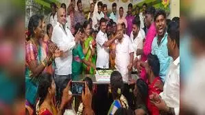 சேலம்: முன்னாள் மாணவர் அரசு பள்ளி மாணவ- மாணவிகளுக்கு விருந்து..! சேலம்: முன்னாள் மாணவர் அரசு பள்ளி மாணவ- மாணவிகளுக்கு விருந்து..!