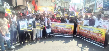 மும்மொழி கல்விக் கொள்கையை கண்டித்து நாமக்கல்லில் திமுக மாணவரணி ஆர்ப்பாட்டம் மும்மொழி கல்விக் கொள்கையை கண்டித்து நாமக்கல்லில் திமுக மாணவரணி ஆர்ப்பாட்டம்