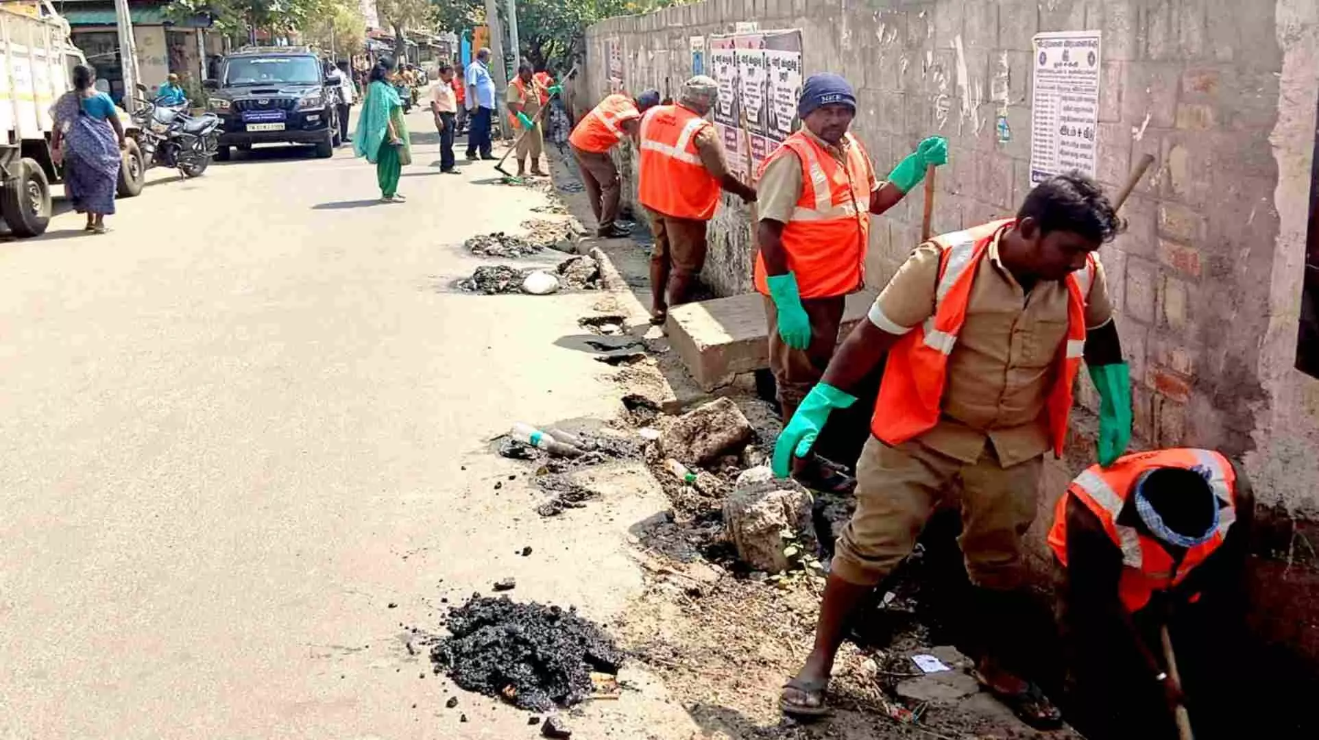 ஈரோடு மாநகராட்சிக்கு உட்பட்ட வார்டுகளில் தூய்மை பணி தீவிரம் ஈரோடு மாநகராட்சிக்கு உட்பட்ட வார்டுகளில் தூய்மை பணி தீவிரம்