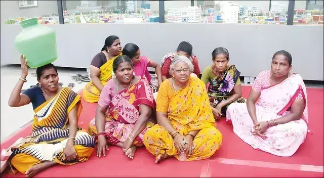 குடிநீா் தட்டுப்பாட்டை போக்க கோரி காலி குடங்களுடன் மாநகராட்சி அலுவலக வளாகத்தில் பெண்கள் தா்னா குடிநீா் தட்டுப்பாட்டை போக்க கோரி காலி குடங்களுடன் மாநகராட்சி அலுவலக வளாகத்தில் பெண்கள் தா்னா
