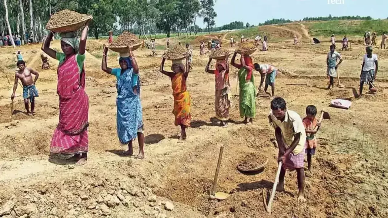 நிலுவையிலுள்ள ஊதியத்தை வழங்கக்கோரி 100 நாள் வேலைதிட்ட தொழிலாளா்கள் ஆா்ப்பாட்டம் நிலுவையிலுள்ள ஊதியத்தை வழங்கக்கோரி 100 நாள் வேலைதிட்ட தொழிலாளா்கள் ஆா்ப்பாட்டம்