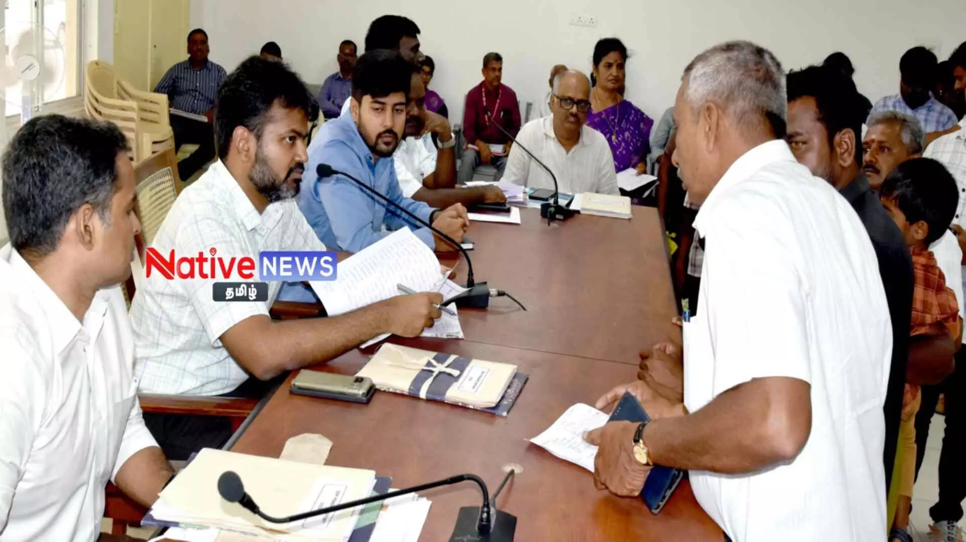 ஈரோட்டில் மக்கள் குறைதீர் கூட்டத்தில் பொதுமக்களிடம் இருந்து மனுக்களை பெற்று, பயனாளிகளுக்கு நலத்திட்ட உதவி வழங்கிய ஆட்சியர் ஈரோட்டில் மக்கள் குறைதீர் கூட்டத்தில் பொதுமக்களிடம் இருந்து மனுக்களை பெற்று, பயனாளிகளுக்கு நலத்திட்ட உதவி வழங்கிய ஆட்சியர்