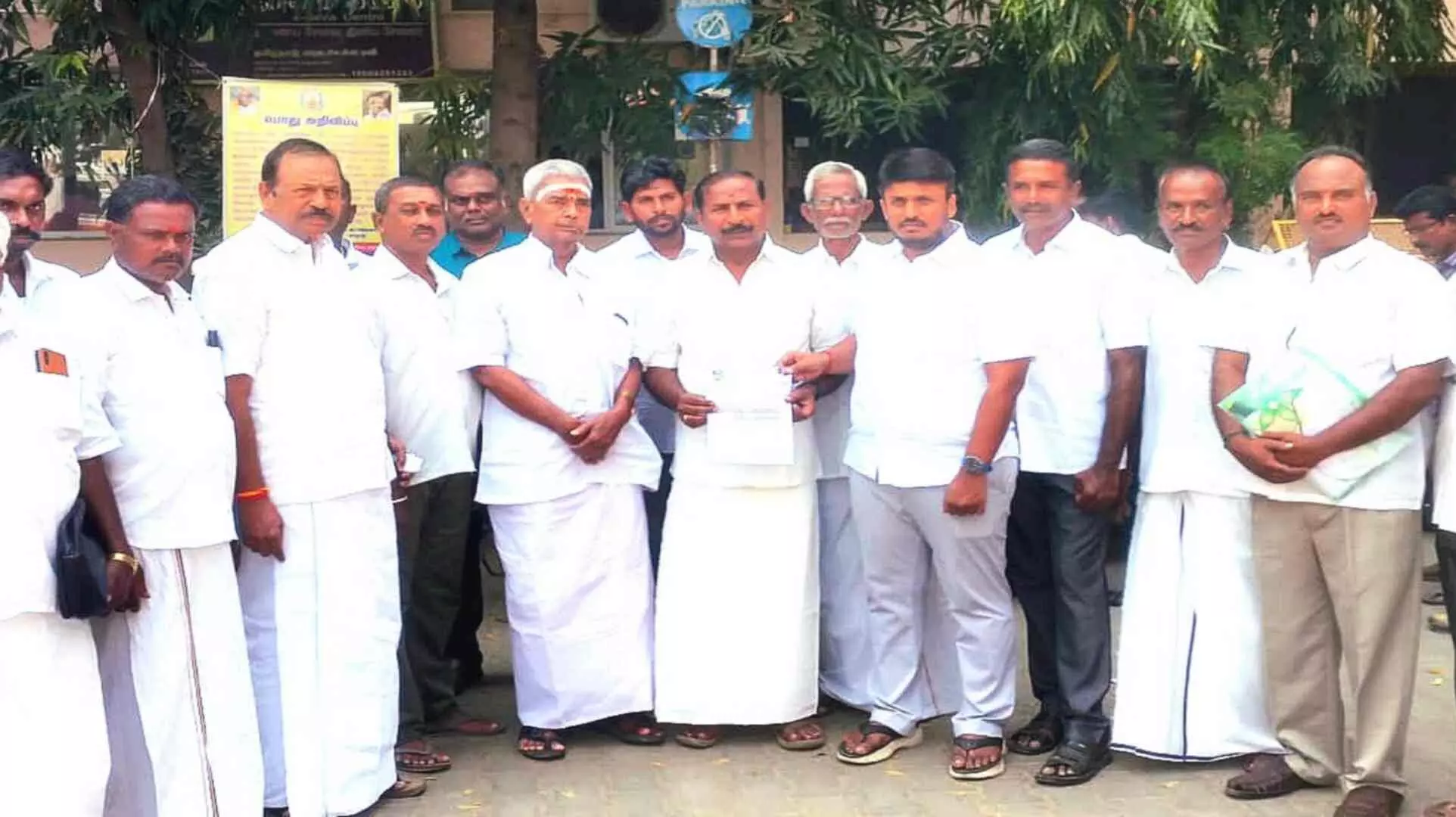அம்மாபேட்டை அருகே புதிதாக அமைக்கப்பட்டு வரும் சுங்கச்சாவடியை அகற்ற வேண்டும்: தமாகாவினர் ஈரோடு ஆட்சியர் அலுவலகத்தில் மனு அம்மாபேட்டை அருகே புதிதாக அமைக்கப்பட்டு வரும் சுங்கச்சாவடியை அகற்ற வேண்டும்: தமாகாவினர் ஈரோடு ஆட்சியர் அலுவலகத்தில் மனு