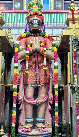 இந்த ஆண்டு சீசனில் ஸ்ரீ ஆஞ்சநேயருக்கு முதல் சந்தனக்காப்பு அலங்காரம் இந்த ஆண்டு சீசனில் ஸ்ரீ ஆஞ்சநேயருக்கு முதல் சந்தனக்காப்பு அலங்காரம்