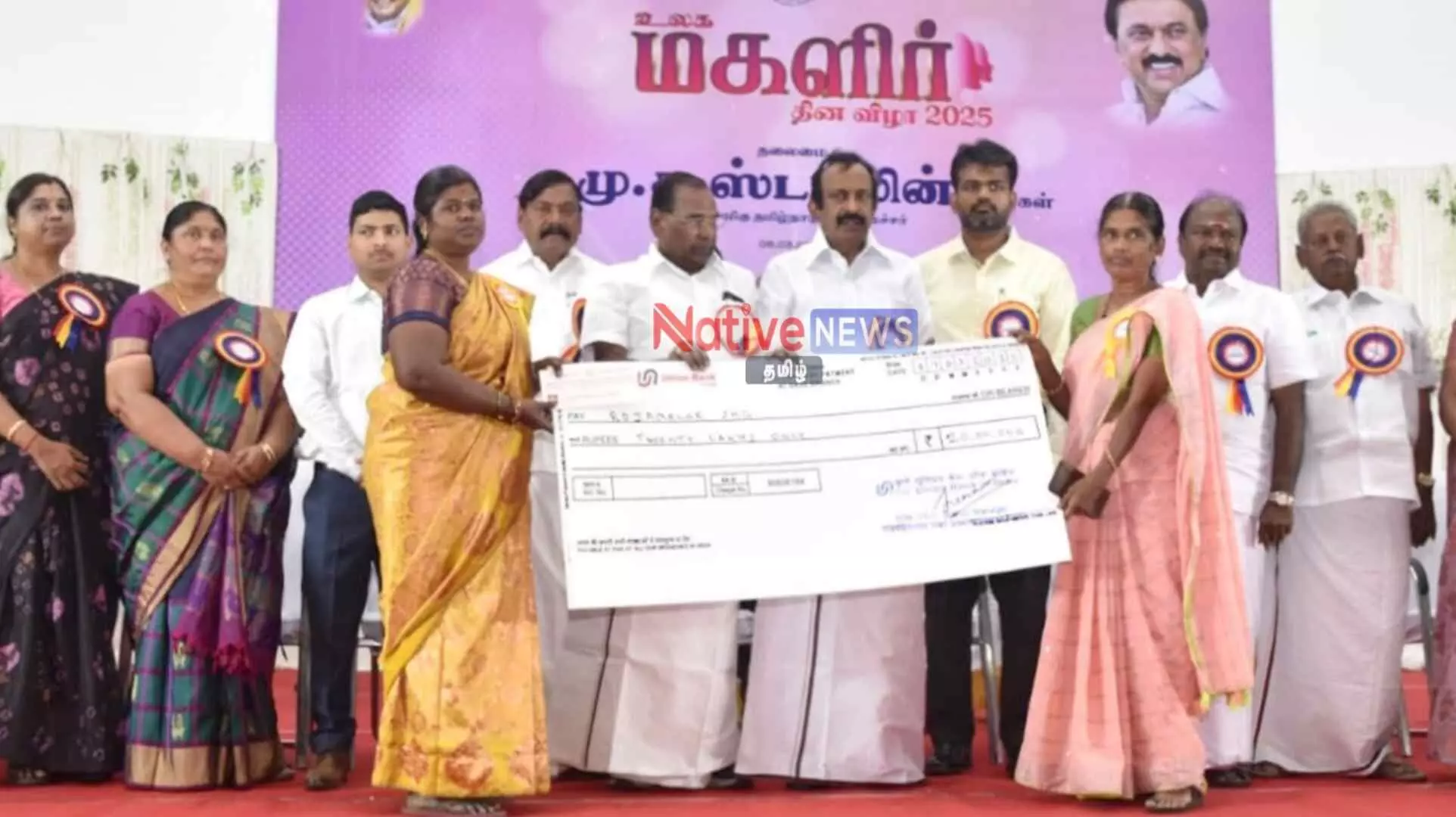 உலக மகளிர் தினம்: ஈரோடு அருகே சித்தோட்டில் 10,552 பயனாளிகளுக்கு ரூ.80.23 கோடி மதிப்பீட்டில் அரசு நலத்திட்ட உதவிகளை வழங்கினார் அமைச்சர் சு.முத்துசாமி உலக மகளிர் தினம்: ஈரோடு அருகே சித்தோட்டில் 10,552 பயனாளிகளுக்கு ரூ.80.23 கோடி மதிப்பீட்டில் அரசு நலத்திட்ட உதவிகளை வழங்கினார் அமைச்சர் சு.முத்துசாமி