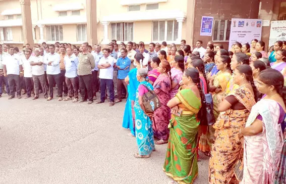 வருவாய்த்துறை அலுவலர்கள் மீதான தாக்குதலைக் கண்டித்து கலெக்டர் ஆபீஸ் முற்றுகை போராட்டம் வருவாய்த்துறை அலுவலர்கள் மீதான தாக்குதலைக் கண்டித்து கலெக்டர் ஆபீஸ் முற்றுகை போராட்டம்