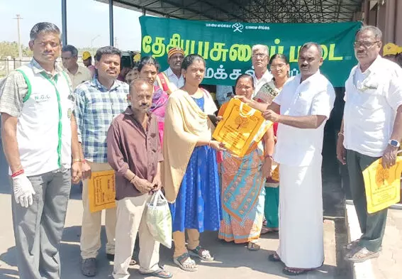தேசிய பசுமைப்படை சார்பில் நாமக்கல் புதிய பஸ் ஸ்டாண்டில் சமூக தூய்மைப்பணி தேசிய பசுமைப்படை சார்பில் நாமக்கல் புதிய பஸ் ஸ்டாண்டில் சமூக தூய்மைப்பணி