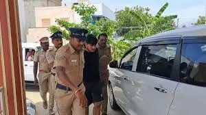 சேலத்தில் குற்றவாளிகளை பிடிக்க போலீசார் துப்பாக்கிச் சூடு சேலத்தில் குற்றவாளிகளை பிடிக்க போலீசார் துப்பாக்கிச் சூடு
