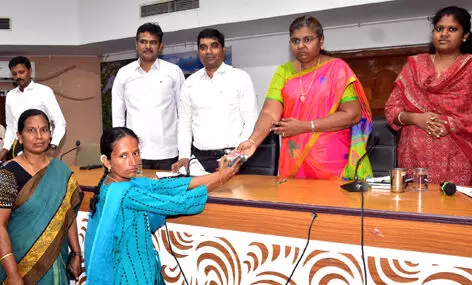 நாமக்கல்லில் மக்கள் குறைதீர் கூட்டம் கலெக்டர் நலத்திட்ட உதவி வழங்கல் நாமக்கல்லில் மக்கள் குறைதீர் கூட்டம் கலெக்டர் நலத்திட்ட உதவி வழங்கல்