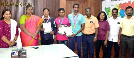 தேசிய மூத்தோர் தடகளப்போட்டியில் பதக்கம் வென்ற வீரர்களுக்கு கலெக்டர் பாராட்டு தேசிய மூத்தோர் தடகளப்போட்டியில் பதக்கம் வென்ற வீரர்களுக்கு கலெக்டர் பாராட்டு