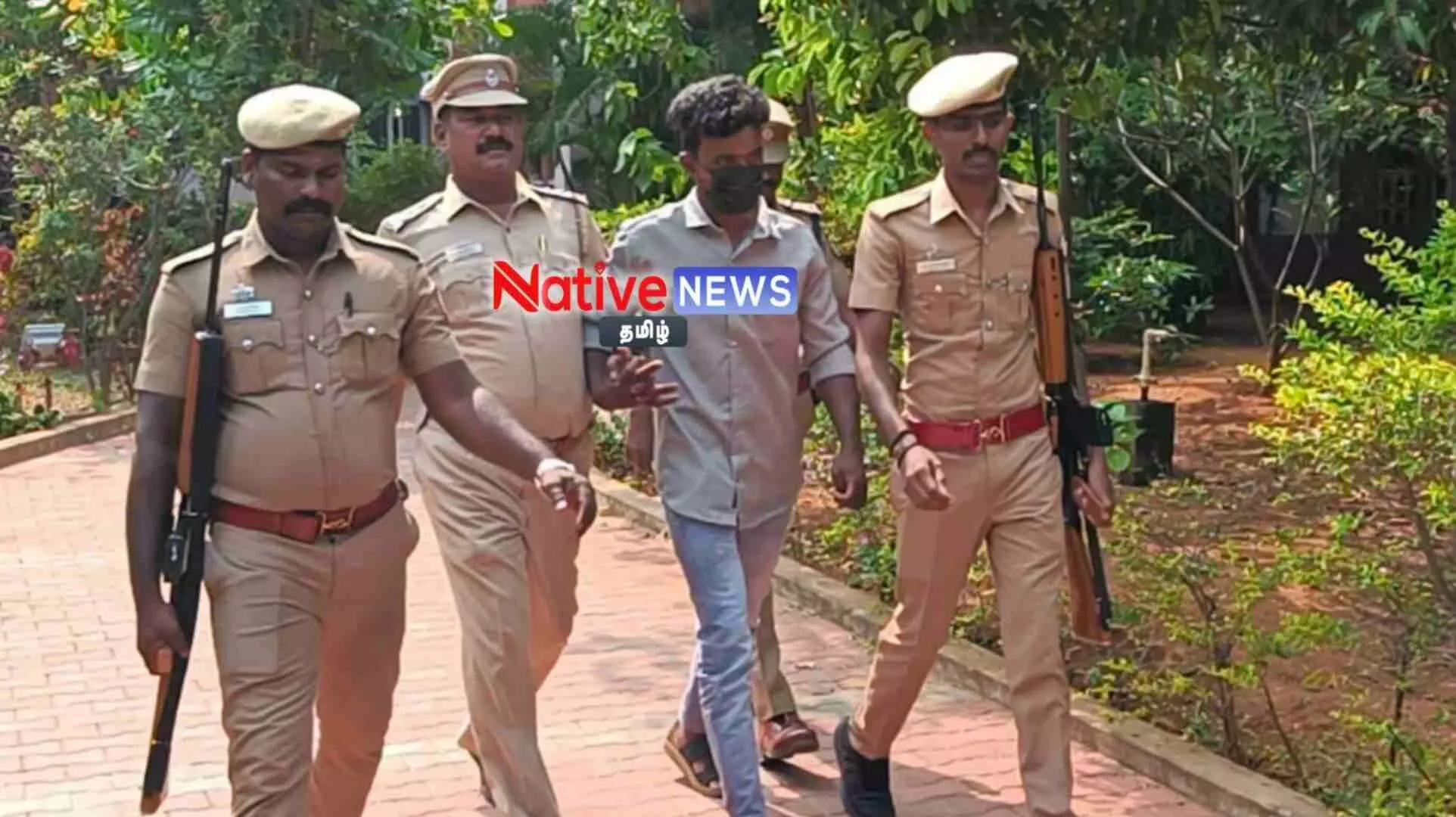 ரவுடி வெட்டி படுகொலை செய்யப்பட்ட வழக்கு: ஈரோடு நீதிமன்றத்தில் இன்று மேலும் ஒருவர் சரண் ரவுடி வெட்டி படுகொலை செய்யப்பட்ட வழக்கு: ஈரோடு நீதிமன்றத்தில் இன்று மேலும் ஒருவர் சரண்