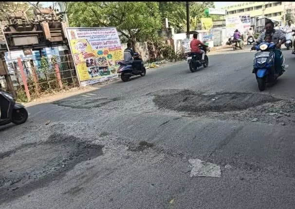 விபத்து பள்ளங்களை சரி செய்த அதிகாரிகளுக்கு நன்றி தெரிவித்த மக்கள் நீதி மய்யம் நிர்வாகிகள். விபத்து பள்ளங்களை சரி செய்த அதிகாரிகளுக்கு நன்றி தெரிவித்த மக்கள் நீதி மய்யம் நிர்வாகிகள்.