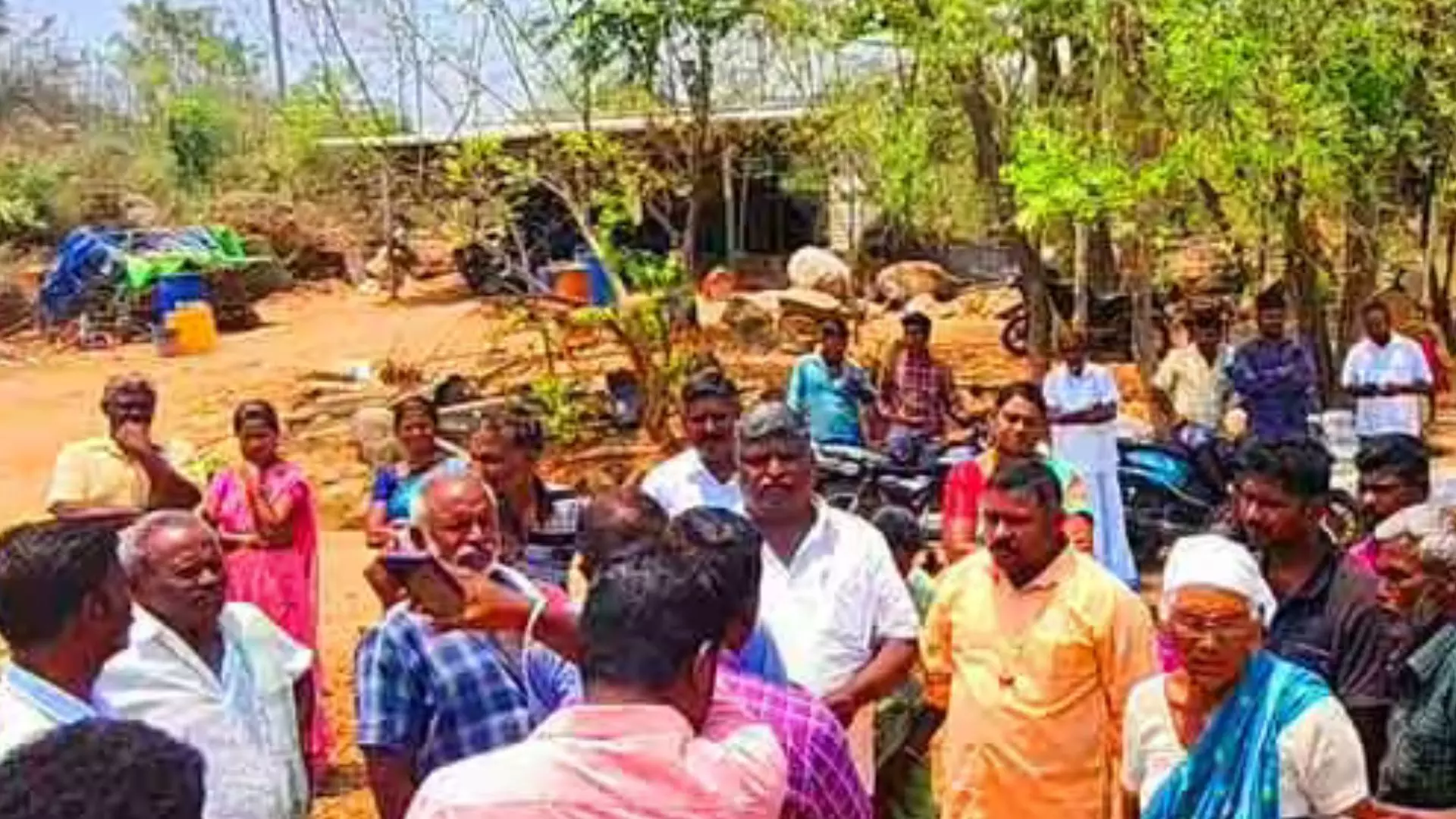 கோவில் அருகே தொழுகை இடம் சர்ச்சை கோவில் அருகே தொழுகை இடம் சர்ச்சை