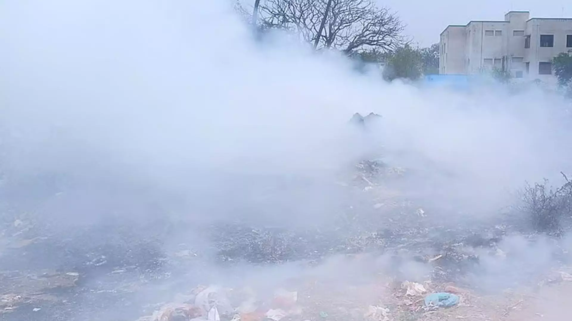 அரசு பள்ளி அருகே புகை மூட்டம் அரசு பள்ளி அருகே புகை மூட்டம்