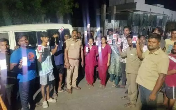 காவலன் செயலி விழிப்புணர்வு ஏற்படுத்திய போலீசார் காவலன் செயலி விழிப்புணர்வு ஏற்படுத்திய போலீசார்