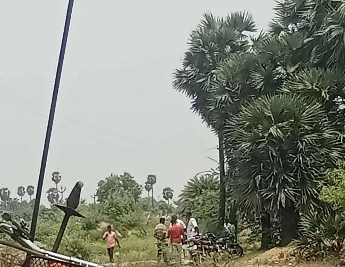 நடு கல் விவகாரம் ஆர்.டி.ஓ. பேச்சுவார்த்தைக்கு பின் இழுபறி நடு கல் விவகாரம் ஆர்.டி.ஓ. பேச்சுவார்த்தைக்கு பின் இழுபறி