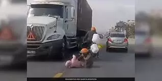 டிப்பர் லாரி ஏறி மகன் கண் முன்னே தாய் உயிரிழந்தார்