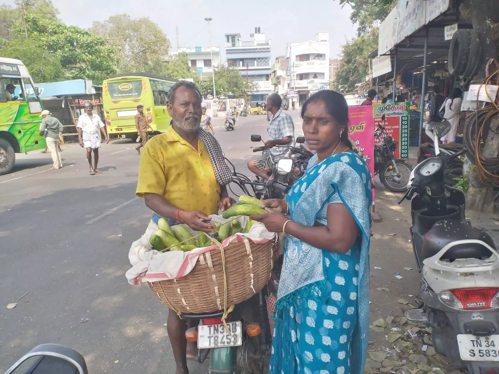 கடும் வெயிலை சமாளிக்க வெள்ளரியை நாடும் பொதுமக்கள் கடும் வெயிலை சமாளிக்க வெள்ளரியை நாடும் பொதுமக்கள்
