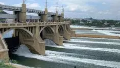 கால்வாய் குழாயில் தேங்கிய நீர் வெளியேற்றம் கால்வாய் குழாயில் தேங்கிய நீர் வெளியேற்றம்