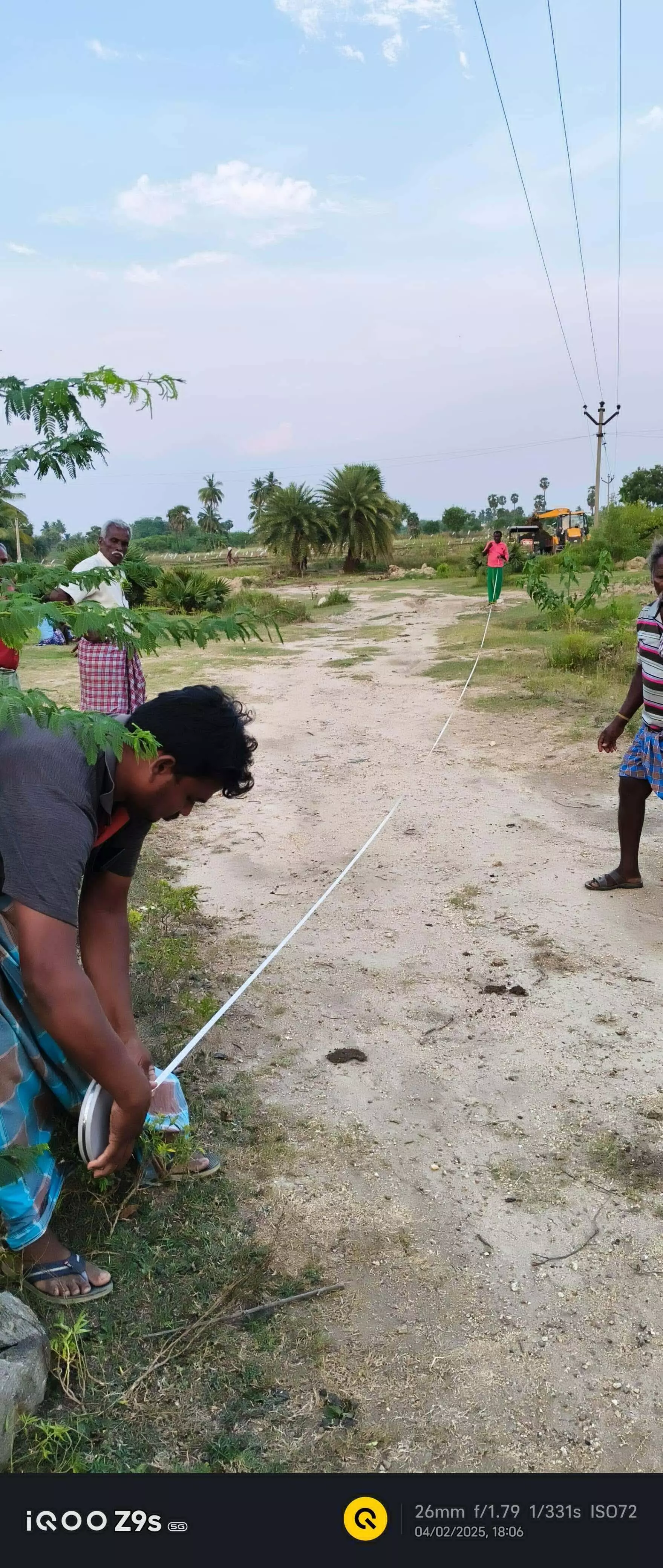 ஆர்.டி.ஓ. பேச்சுவார்த்தைக்கு பின் இழுபறி ஏற்பட்ட இடத்தில் நிலம் அளவீடு ஆர்.டி.ஓ. பேச்சுவார்த்தைக்கு பின் இழுபறி ஏற்பட்ட இடத்தில் நிலம் அளவீடு