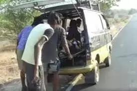 நடுரோட்டில் அடையாளம் தெரியாத ஆண் சடலம் நடுரோட்டில் அடையாளம் தெரியாத ஆண் சடலம்