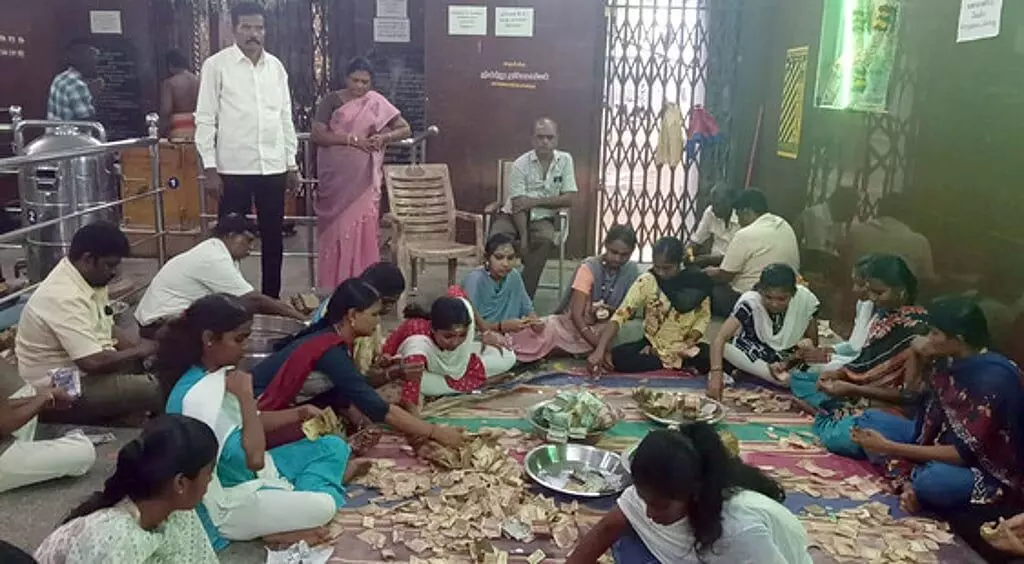 அந்தியூர் பத்ரகாளியம்மன் கோவில் உண்டியல் காணிக்கை ரூ.12 லட்சம்! அந்தியூர் பத்ரகாளியம்மன் கோவில் உண்டியல் காணிக்கை ரூ.12 லட்சம்!